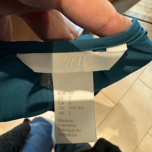 Teal colored long sleeveless H&M shirt - Picture 5 of 6